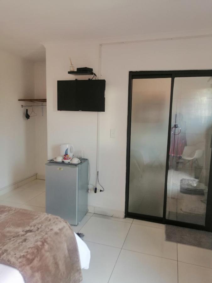 Niilo'S Guesthouse รุนดู ภายนอก รูปภาพ