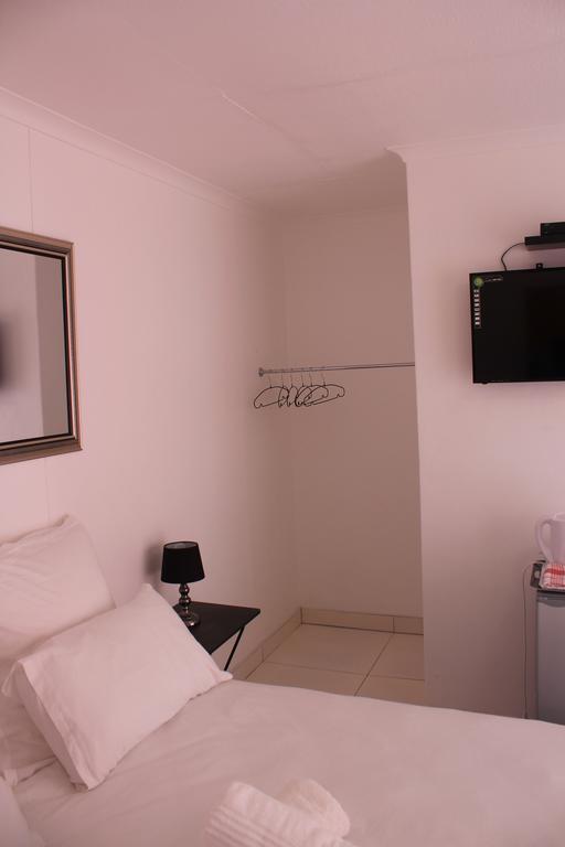 Niilo'S Guesthouse รุนดู ภายนอก รูปภาพ