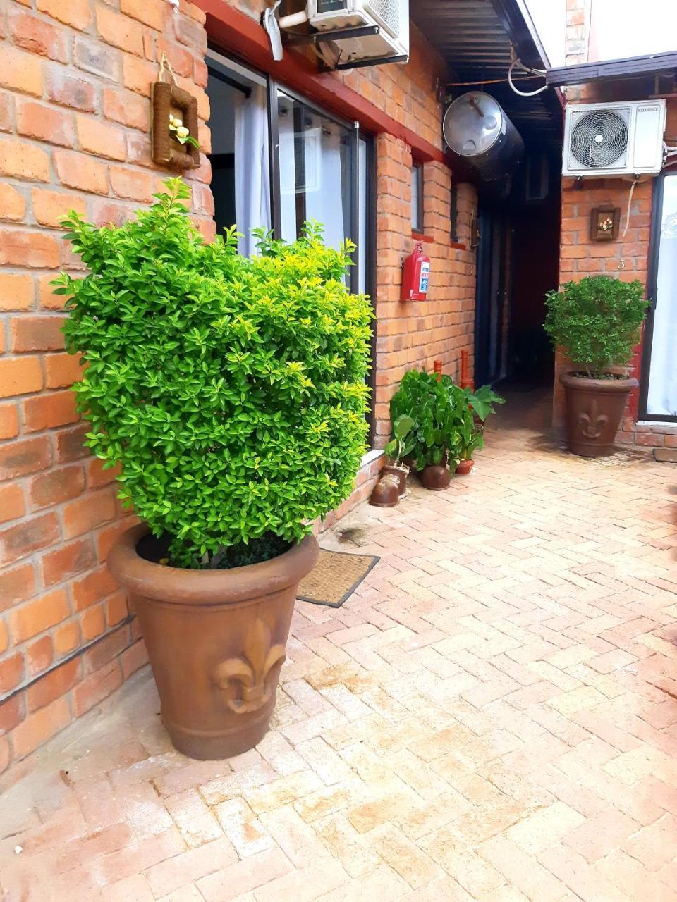 Niilo'S Guesthouse รุนดู ภายนอก รูปภาพ