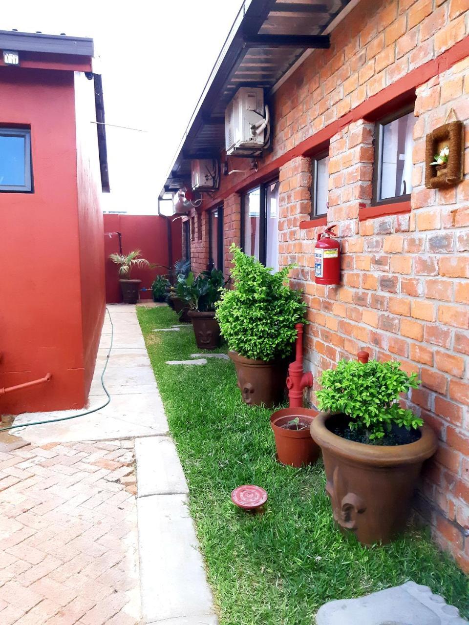 Niilo'S Guesthouse รุนดู ภายนอก รูปภาพ