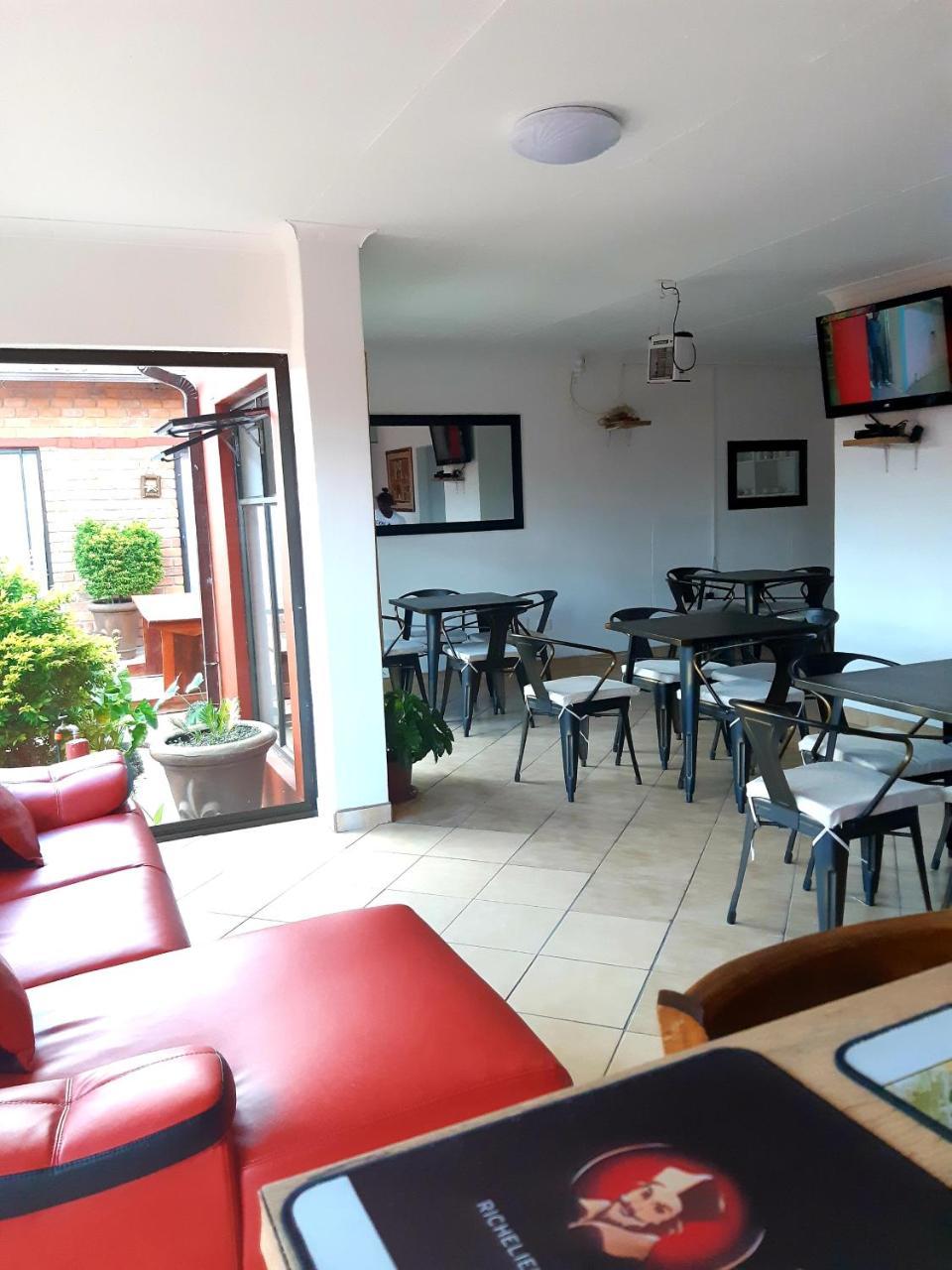 Niilo'S Guesthouse รุนดู ภายนอก รูปภาพ